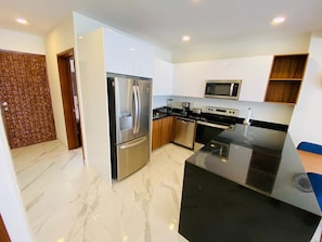 Deluxe appartement, balkon, uitzicht op zwembad | Privékeuken | Een koffiezetapparaat/waterkoker, een waterkoker, een broodrooster