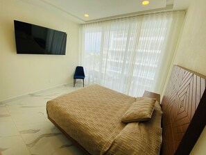 Deluxe-huoneisto, parveke, näköala uima-altaalle | 2 makuuhuonetta, tallelokero huoneessa, äänieristys, ilmainen Wi-Fi