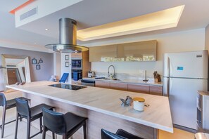 Superior-Apartment, Balkon, Meerblick | Eigene Küche | Großer Kühlschrank, Mikrowelle, Ofen, Herdplatte