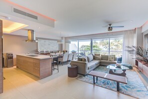 Apartament superior, balcó, vistes a l'oceà | Sala d'estar | Televisor intel·ligent 