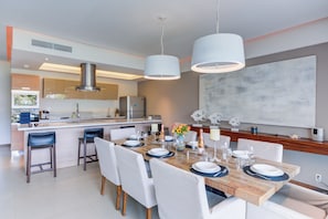 Superior Apartment, Balcony, Ocean View | Dining room
