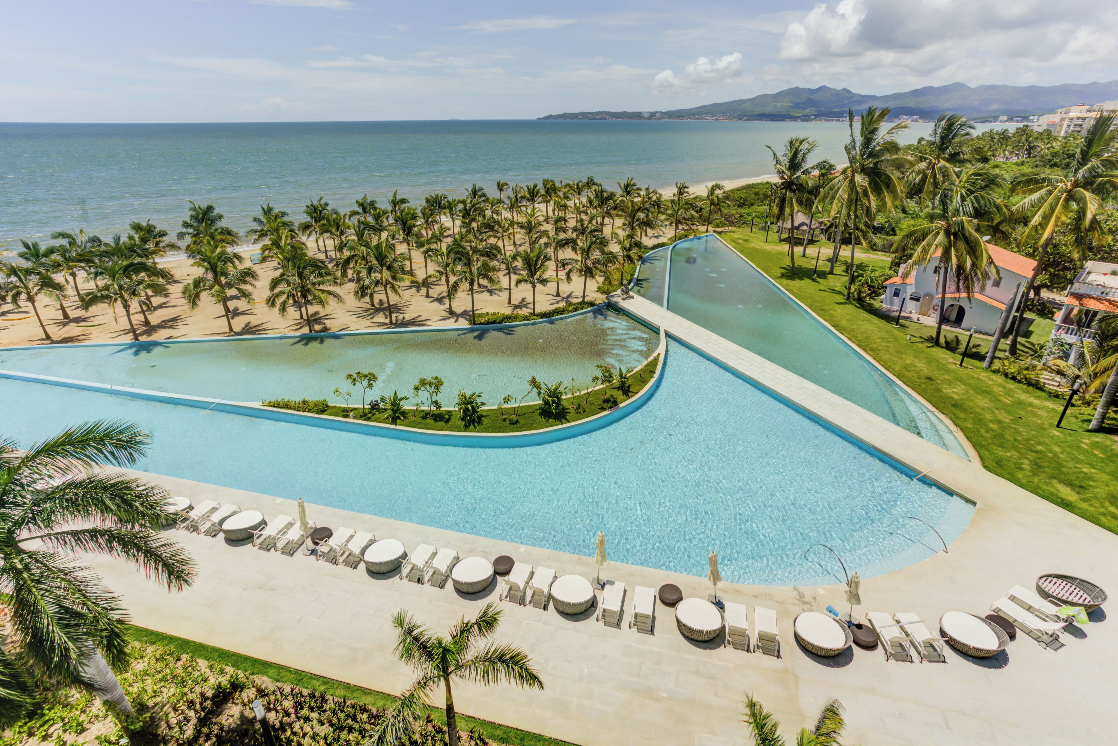 2 สระว่ายน้ำกลางแจ้ง เปิด 9:00 น. ถึง 22:00 น., เก้าอี้อาบแดดริมสระ