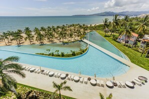 2 piscinas al aire libre, sillones reclinables de piscina