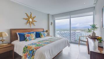 Luxe penthouse, uitzicht op zee | Een kluis op de kamer, verduisterende gordijnen, gratis wifi