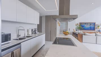 Cobertura superluxo, vista para o oceano | Cozinha privada | Geladeira grande, micro-ondas, fogão, cooktop