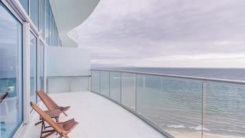 Penthouse de lujo, vista al océano | Balcón