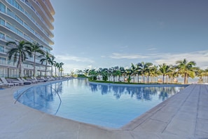 2 albercas al aire libre, acceso de 09:00 a 22:00, y camastros