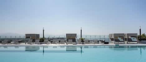 2 piscines extérieures, chaises longues