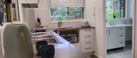 Fridge, oven, stovetop, coffee/tea maker