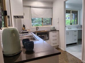 Frigorifero, forno, piano cottura, macchina per tè/caffè