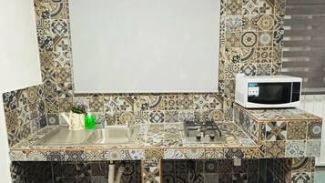 Mikrobølgeovn, køkkentøj/tallerkener/redskaber, spisebord