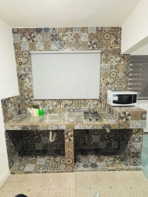 Micro-ondas, talheres/pratos/utensílios de cozinha, mesas de jantar