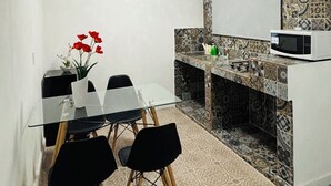 A compact kitchen with a microwave, a whiteboard, and patterned tiles. - Safe and centrally located apartment (Ciudad de México)