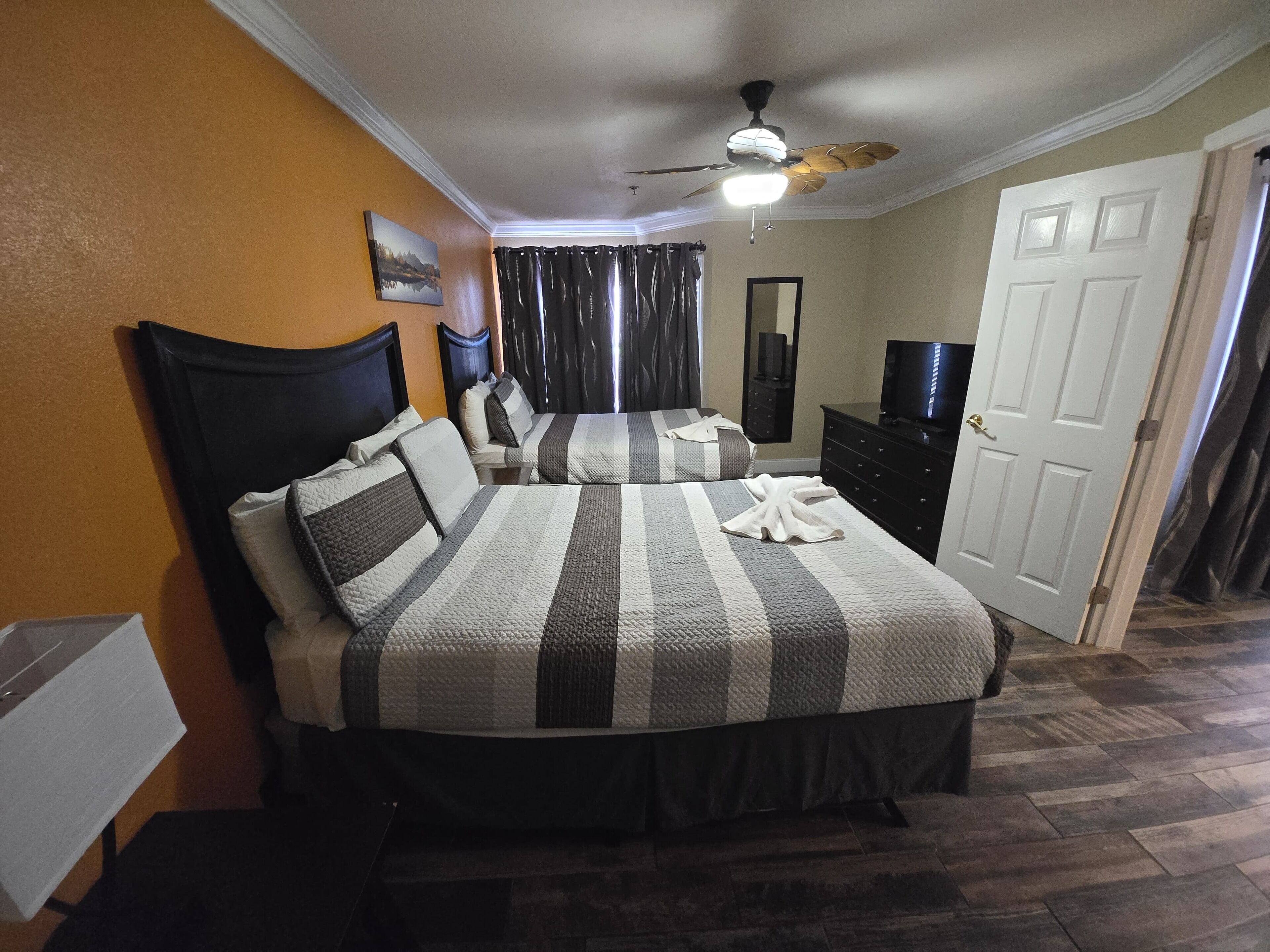 1 chambre, bureau, fer et planche à repasser, lit parapluie