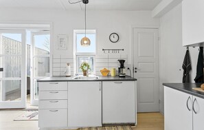 Réfrigérateur, plaque de cuisson, lave-vaisselle, cafetière/bouilloire