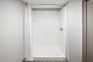 Gratis toiletartikelen, een haardroger, handdoeken, zeep