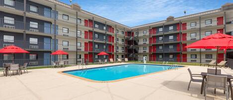 Una piscina al aire libre