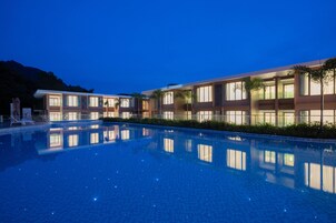 2 piscinas al aire libre, sombrillas