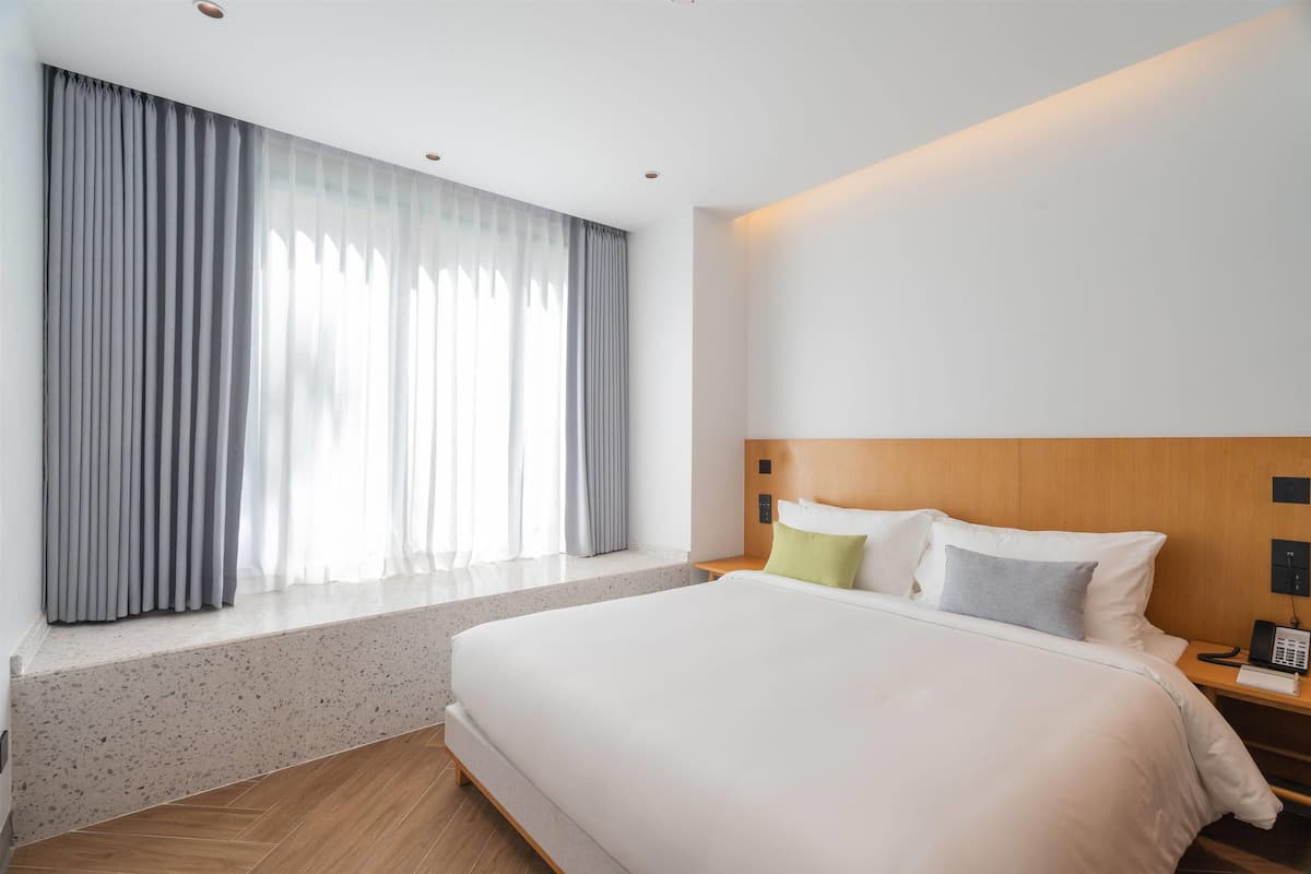 Suite, 1 très grand lit et 1 canapé-lit, accès piscine | Coffres-forts dans les chambres, fer et planche à repasser