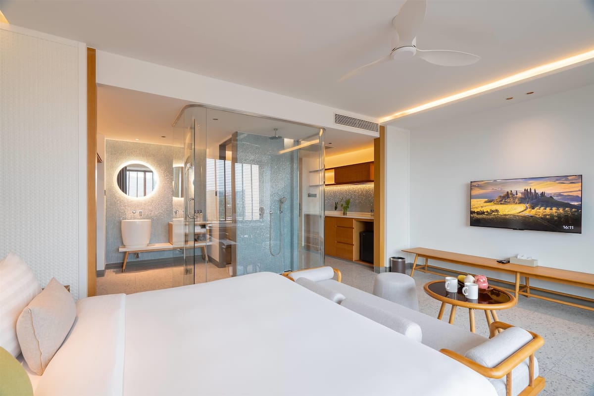 Deluxe Room, 1 King Bed | In-room safe, iron/ironing board, bed sheets