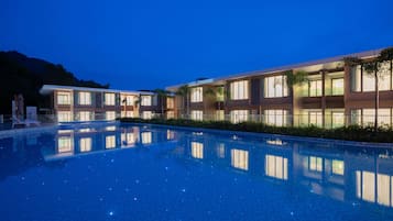 2 piscines a l'aire lliure (horari: 06:30-21:00) i para-sols