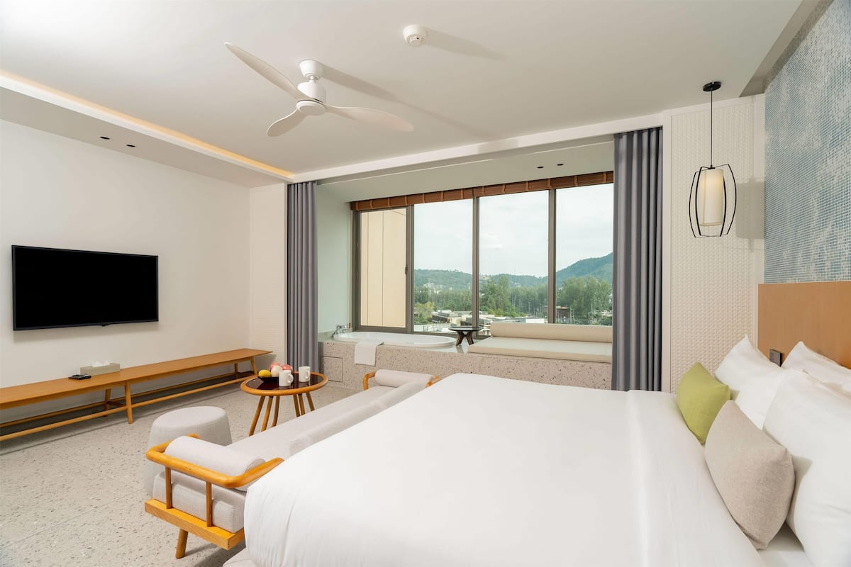 In-room safe, iron/ironing board, bed sheets