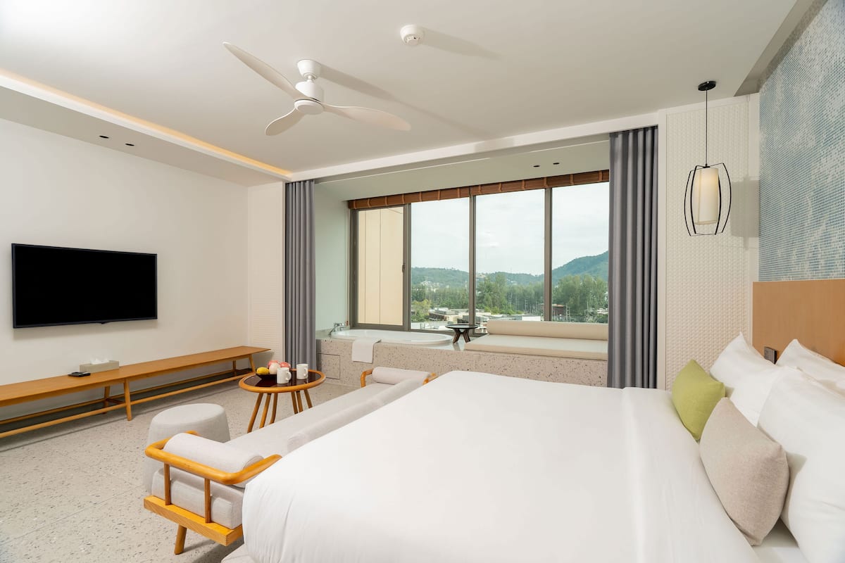 Deluxe Room, 1 King Bed (Bathtub)