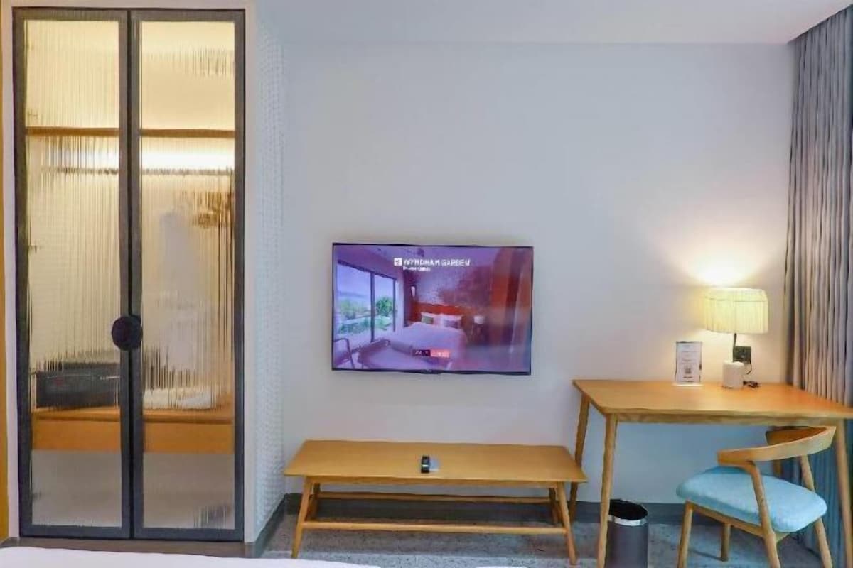 Donsdekens, een minibar, een kluis op de kamer