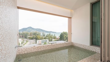 Chambre Deluxe, 1 trĂšs grand lit (Bathtub) | Salle de bain | Articles de toilette gratuits, sĂšche-cheveux, peignoirs, chaussons