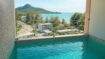 华丽套房, 1 张特大床, 海洋景观 | 客房内保险箱、熨斗/熨板、免费婴儿床、床单
