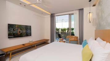 Quarto superior, 1 cama King, acesso à piscina | Edredons de pluma, frigobar, cofres nos quartos
