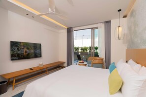 Superior Room, 1 King Bed, Pool Access