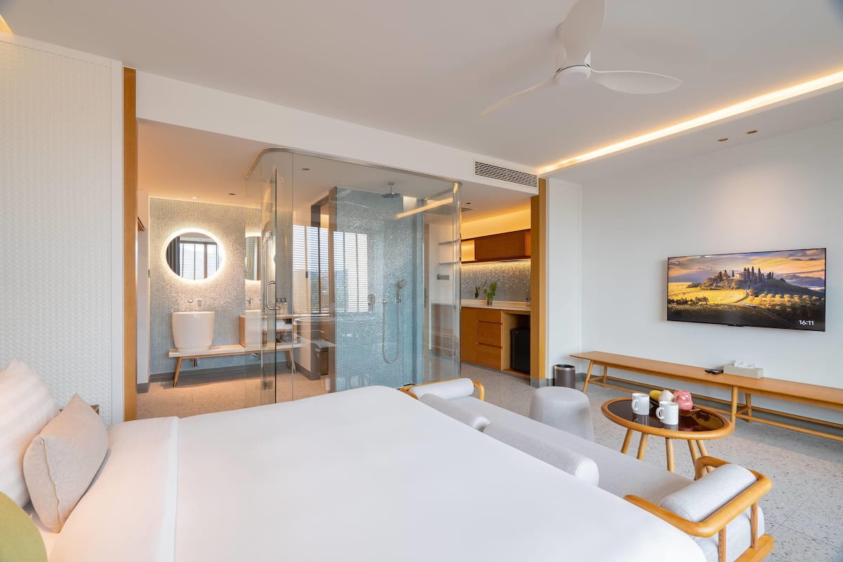 Deluxe Room, 1 King Bed | In-room safe, iron/ironing board, free cribs/infant beds, bed sheets