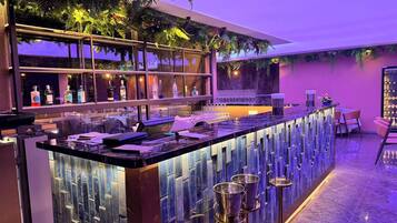 2 bars, 2 bars en bord de piscine