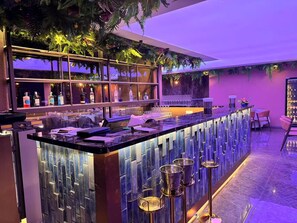 2 Bars/Lounges, 2 Poolbars