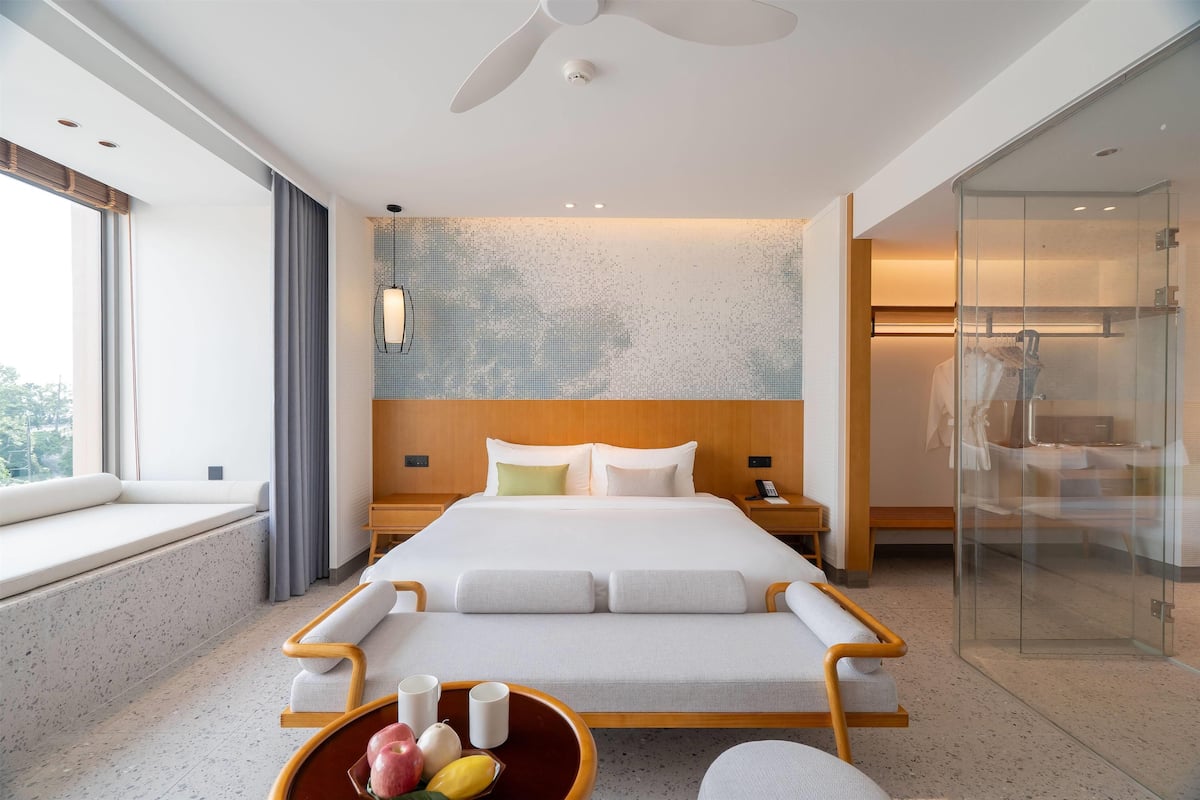 In-room safe, iron/ironing board, bed sheets