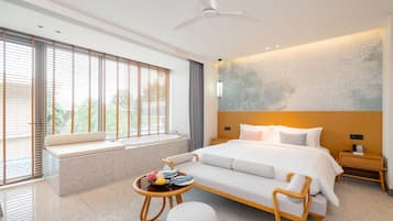 Chambre Deluxe, 1 trĂšs grand lit, accĂšs piscine | Coffres-forts dans les chambres, fer et planche Ă repasser