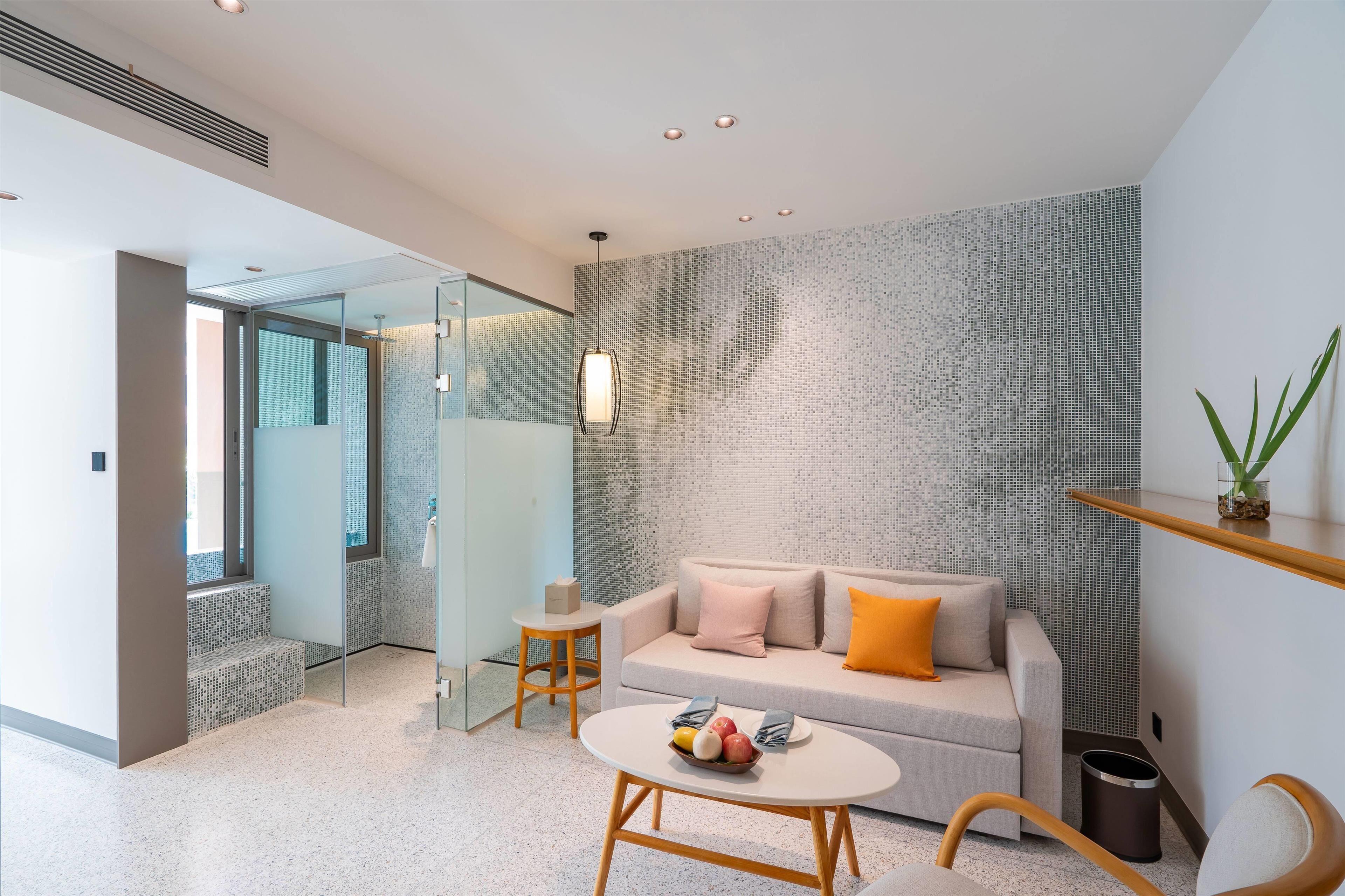 Caja de seguridad en la habitación y tabla de planchar con plancha 