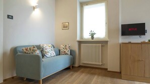 Unclassified image, 3 of 25, button - Elegant Panoramic Two-Room Apartment. Treiso Belvedere 1, Elegante Bilocale Panoramico. Treiso Belve... (Treiso)