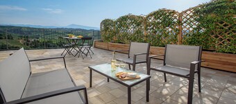 Elegant Panoramic Two-Room Apartment. Treiso Belvedere 1, Elegante Bilocale Panoramico. Treiso Belve