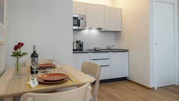 Kühlschrank, Mikrowelle, Herdplatte, Wasserkocher mit Kaffee-/Teezubehör