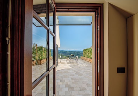 内装. Elegant Panoramic Two-Room Apartment. Treiso Belvedere 1, Elegante Bilocale Panoramico. Treiso Belve...