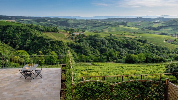 Outdoor dining - Elegant Panoramic Two-room Apartment. Treiso Belvedere Elegance, Elegant Panoramic Two Bedroom Apartment. Treiso Belved... (Treiso)