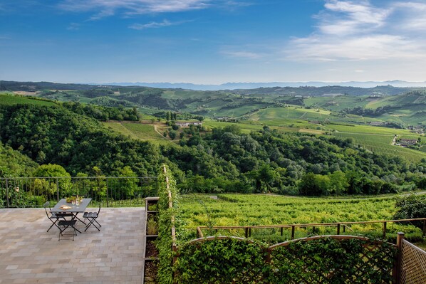 Outdoor dining - Elegant Panoramic Two-room Apartment. Treiso Belvedere Elegance, Elegant Panoramic Two Bedroom Apartment. Treiso Belved... (Treiso)