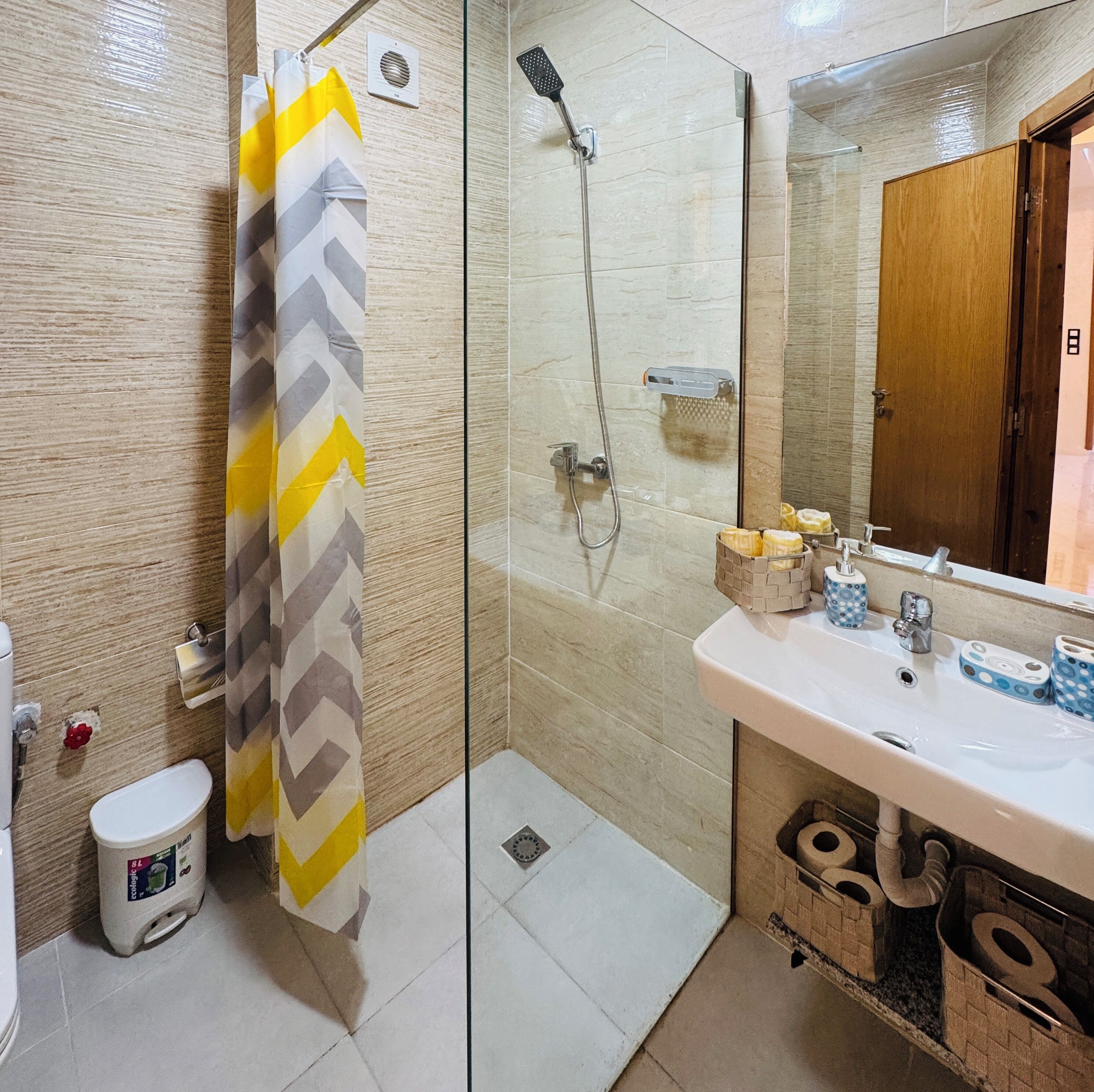 Regadera, toallas, jabón, papel de baño 