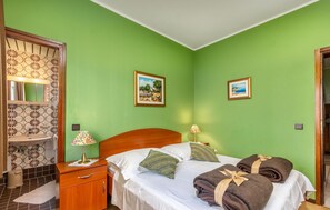 1 dormitorio, tabla de planchar con plancha, wifi gratis y ropa de cama