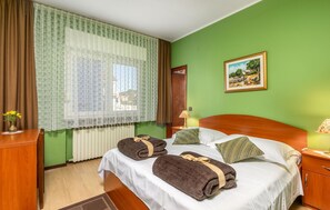 1 dormitorio, tabla de planchar con plancha, wifi gratis y ropa de cama