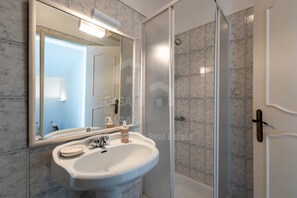 Dusche, Haartrockner, HandtĂŒcher