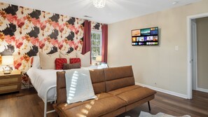 4 bedrooms, iron/ironing board, WiFi, bed sheets - 8 Beds, Large Groups, Karaoke, Firepit  (Charlotte)