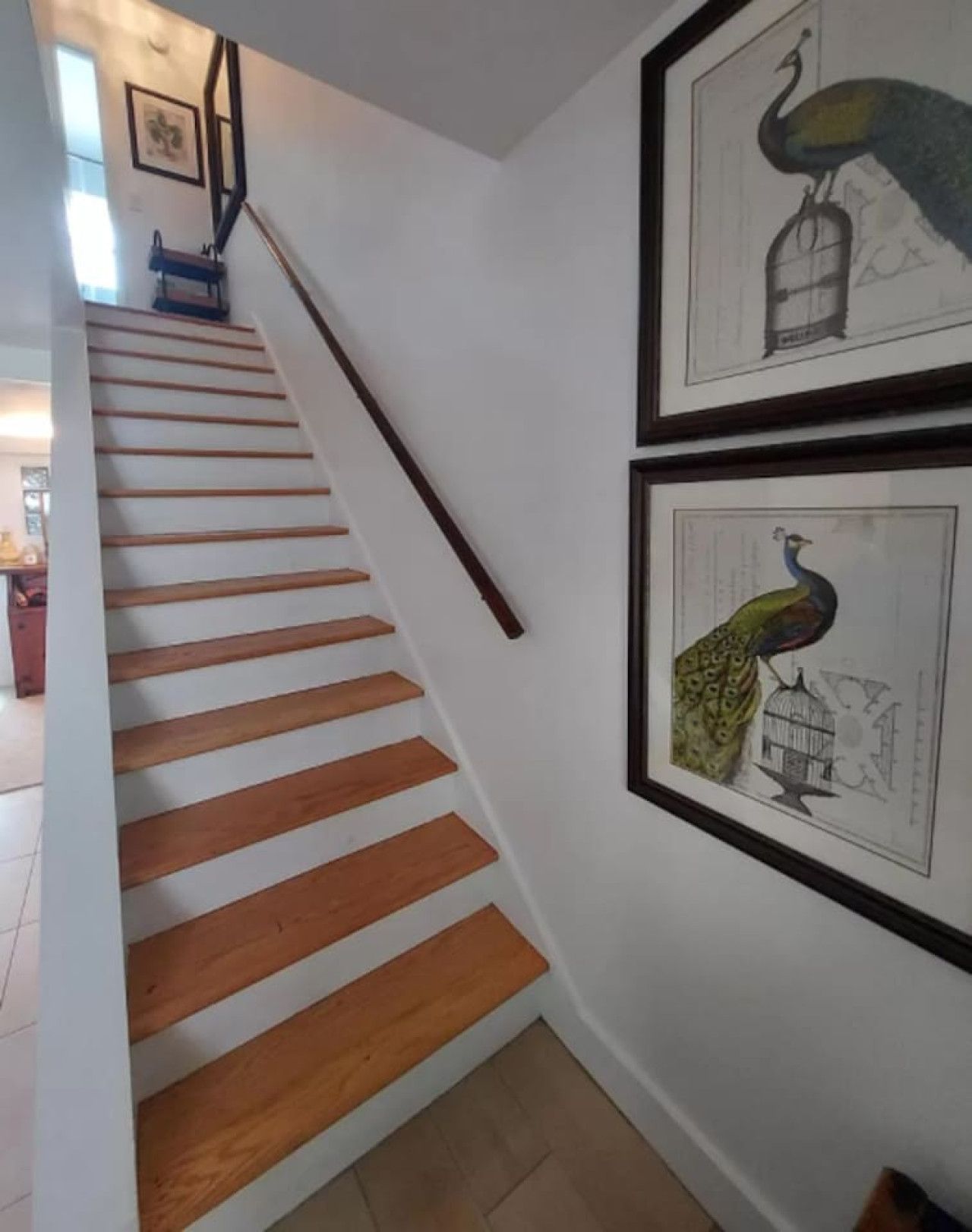 Un escalier avec des marches en bois menant à un palier.